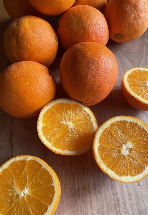 Tematska fotografija: sveži limoni in pomaranče, nekaj v kozarcu z likerjem