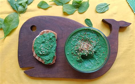 Serviranje veganskega lečnega tatarca na popečenih kruhkih