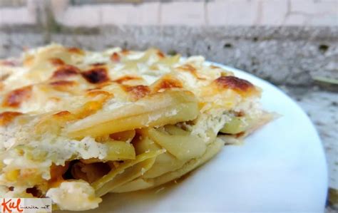 Zapečen stročji fižol s kislo smetano in sirom v keramičnem pekaču