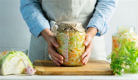 nalaganje in potlačitev zelja v vreči za kisanje