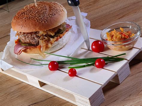 fotografija burgerja s kislim zeljem