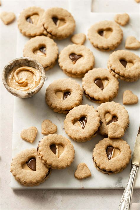 pekač s piškoti z arašidovim maslom pred hlajenjem