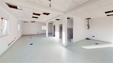 Fotografija razstavnega prostora: Prikaz postavitve instalacij in ilustracij v Kinu Šiška.