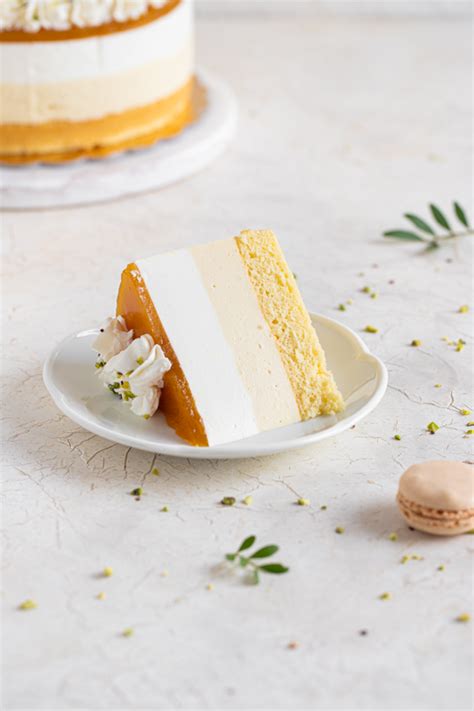 razrezana torta z jabolkom