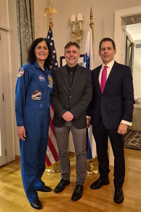 Fotografija astronavtke Sunite Williams v vesolju ali z repliko kranjske klobase