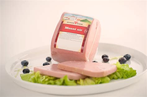 Popečen mesni sir s prilogo