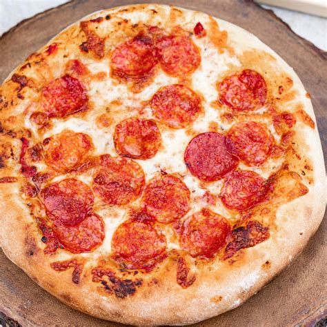 Fotografija okusne pizze, na primer tartuf pizze