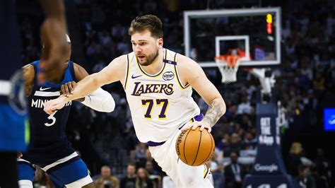 Luka Dončić drži v roki prvo salamo POLI, proizvedeno v ZDA