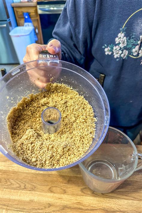 Infographic showing the process of rolling and filling potica