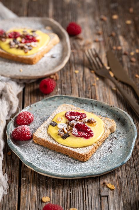 fotografija rezine polnozrnatega toasta na krožniku