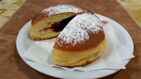 trojanski krof s čokolado in vaniljevo kremo, posut s kokosom