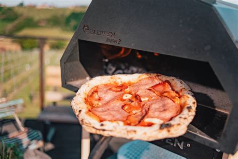 fotografija pečice s pico na kamnu ali pekaču