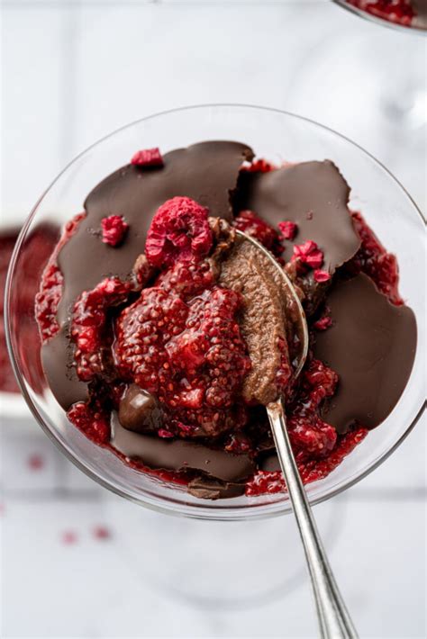 avokadov mousse s chia marmelado, servirano v kozarcu