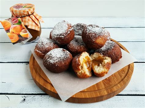 LCHF krofi, posuti z eritritolom