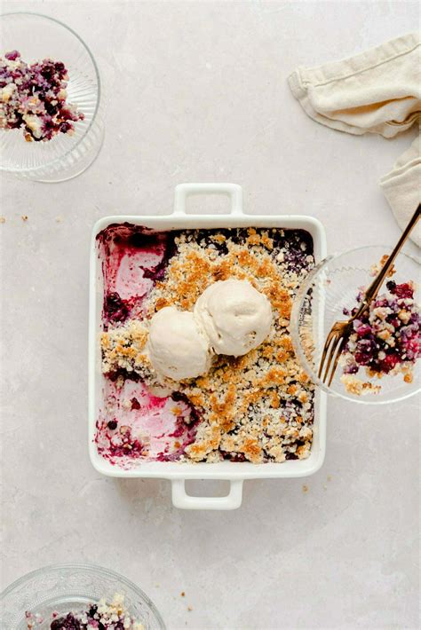 borovničev crumble brez moke, serviran topel