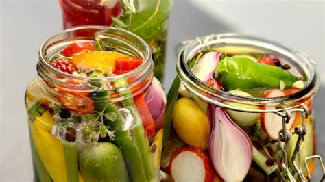 Različni prelivi v steklenih posodicah, ki ponazarjajo barvitost in teksture