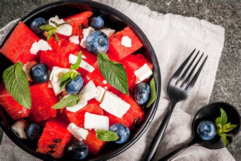 Fotografija sadne solate z lubenico, borovnicami in meto