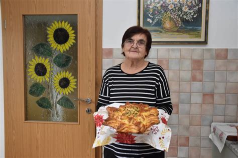 Ilustracija pogače sončnice, ki prikazuje njeno cvetno obliko in zlato zapečeno skorjo.
