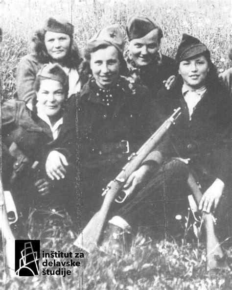 fotografija: ženske roke, ki mesijo testo z ostro moko na pultu