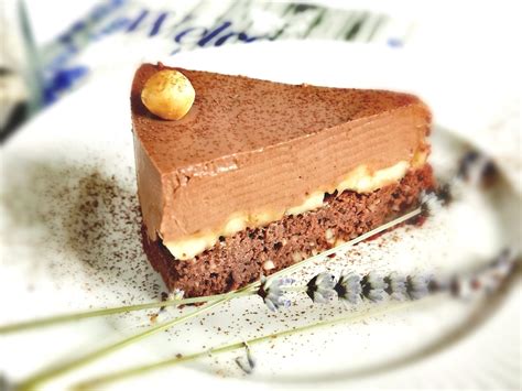 fotografija končne čokoladne torte brez moke, posute s kakavom ali sladkorjem v prahu