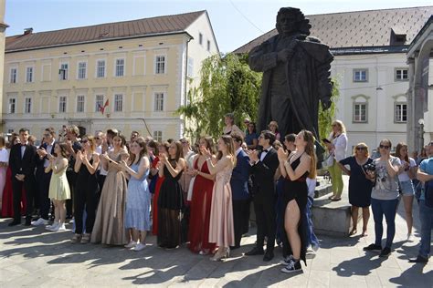 Fotografija maturantov Gimnazije Kranj med sežigom krste