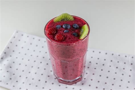 otroci pijejo rdeč smoothie
