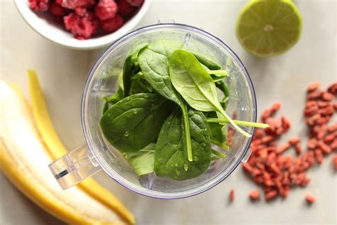 sestavine za rdeč smoothie v blenderju