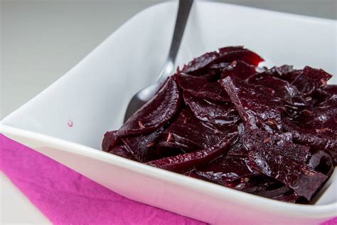 solata iz rdeče pese, jabolk in orehov