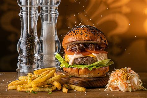 fotografija zlato-rjavo pečenih krompirjevih burger bombetk