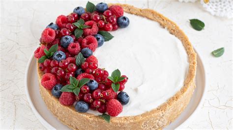 končni izgled skutine torte z jagodičjem