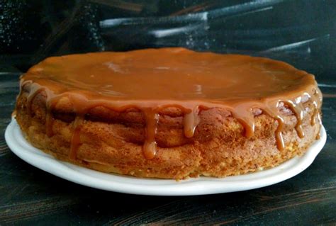 prikaz skutine torte brez testa s karamelnim prelivom