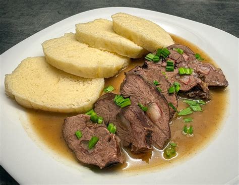 Fotografija kruhovih cmokov ob golažu