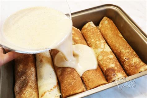 Fotografija pečene gratinirane palačinke na krožniku