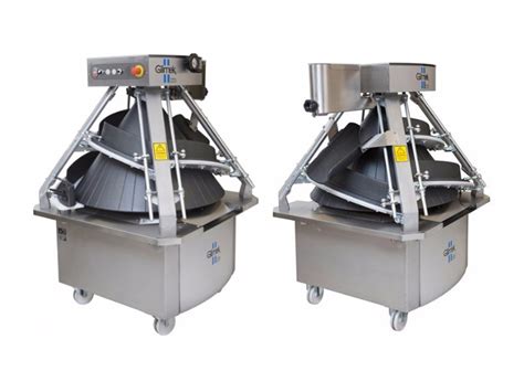 Prikaz rezanja in obračanja plasti testa za oblikovanje zunanjih cvetnih listov pogače sončnice.