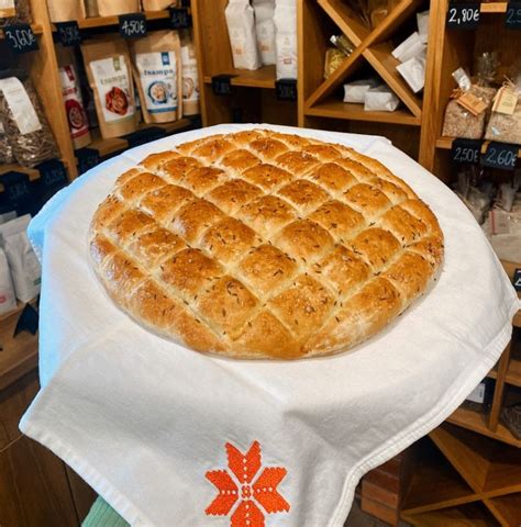 Skupinska fotografija udeleženk delavnice peke pogače sončnice in belokranjske pogače.