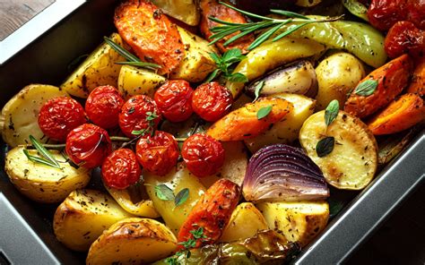 Koláž fotografij: različna zelenjava in začimbe, pripravljene za golaž (krompir, čebula, paprika, korenje, grah, gobe, paprike v prahu)