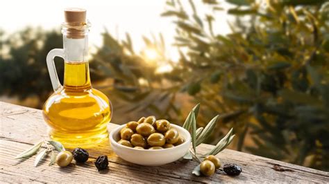 steklenica ekstra deviškega oljčnega olja ob loncu juhe