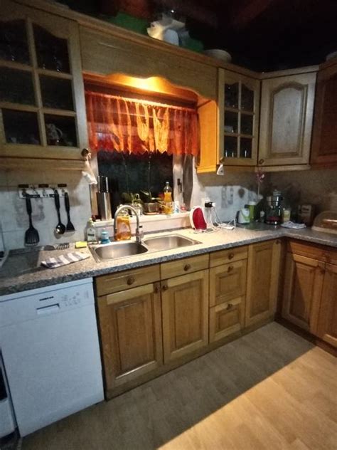Tematsko foto: starinska kuhinja z babičino roko, ki pripravlja zrezke