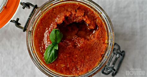rdeči pesto iz paprike in črnih oliv