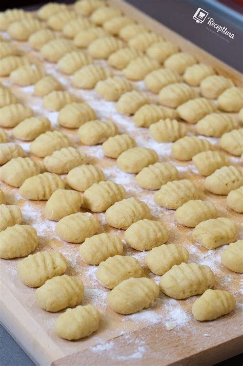 Priprava krompirjevega testa za njoke