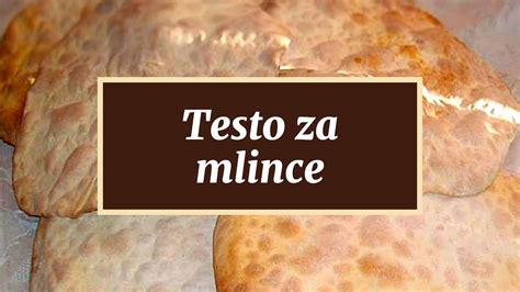 Sveže zameseno testo za mlince na leseni deski