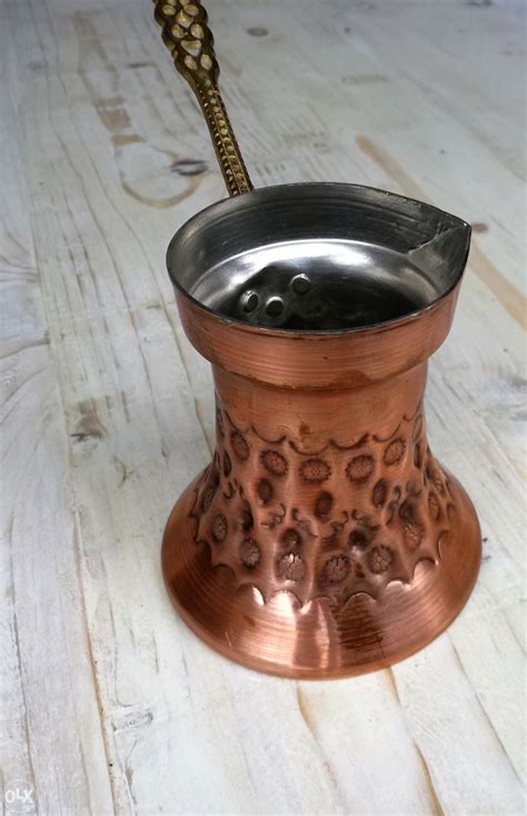 Tradicionalna bakrena džezva s skodelicami in ratlukom
