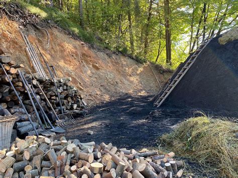 prikaz postavitve kotla nad odprtim ognjem z žerjavico