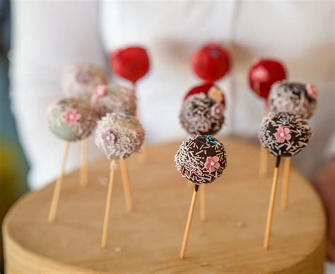 Cake popsi, obliti z različnimi vrstami čokolade in posuti z dekoracijo