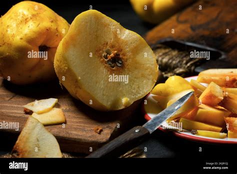 Infographics for cleaning and cutting quinces