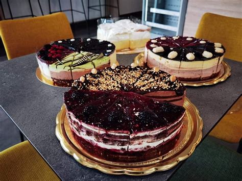 raznovrstne sladice in torte, slaščičarna
