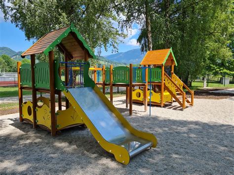 otroško igrišče v parku ob restavraciji