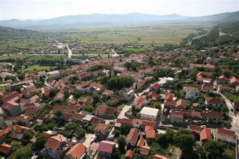 Zunanji pogled na Picerijo Nekropolis in Petrovo trg
