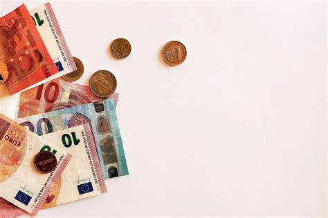 Fotografija različnih pic s poudarkom na bogatih nadevih