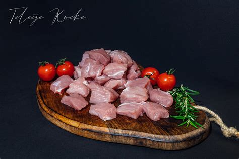 Fotografija: telečje meso z gobami v pekaču, sveže vzeto iz pečice